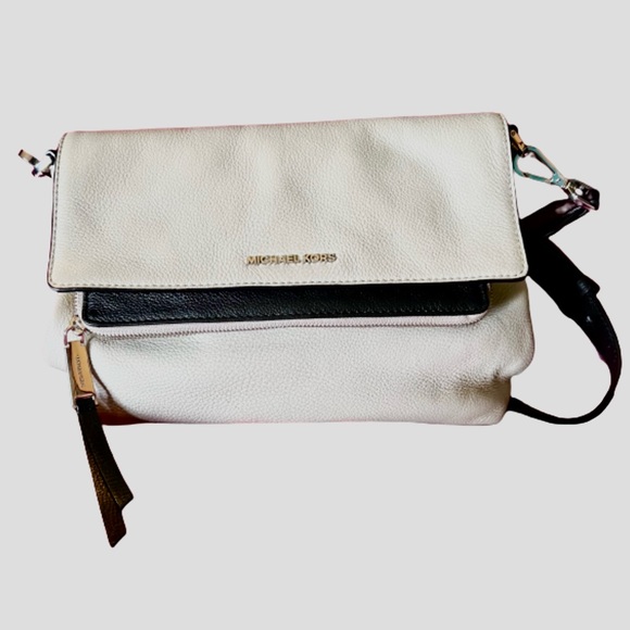 Like New Michael Kors Ezra Medium Messenger Bag in Cement & Black - Picture 9 of 10